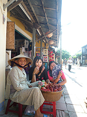 ベトナム、ホイアンにて。笛売りのおばあちゃん